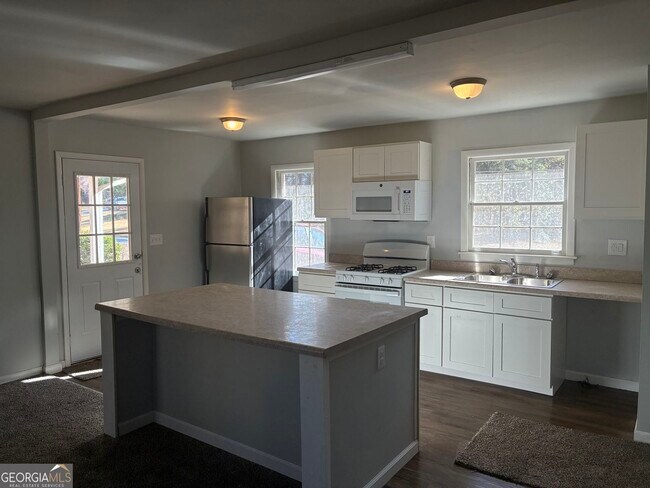 Building Photo - 3992 Maplewood Dr