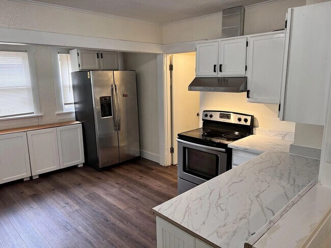 Building Photo - Beautifully Imperfect Character Craftsman Home! Eastside Olympia Home