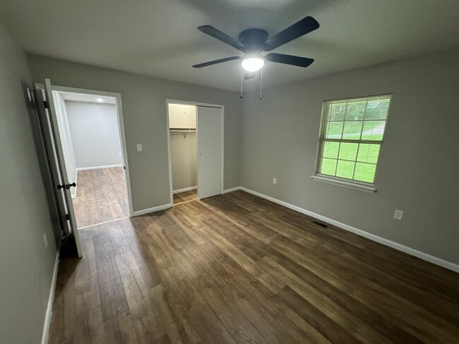 Building Photo - 2 Bed 1 Bath in Rossville w/ Huge Storage ...