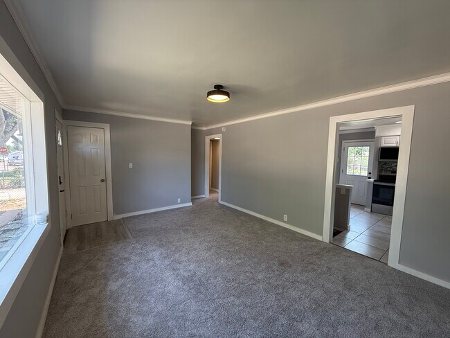 Building Photo - 1137 Pando Ave