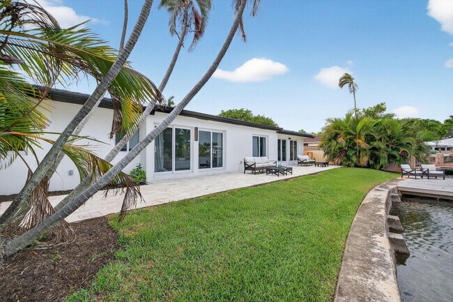 Building Photo - 1981 Coral Gardens Dr