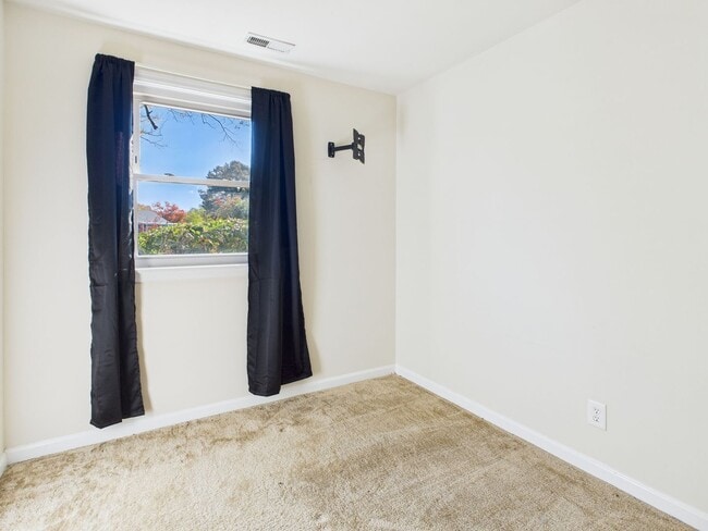 Building Photo - 2102 Brockway Ln