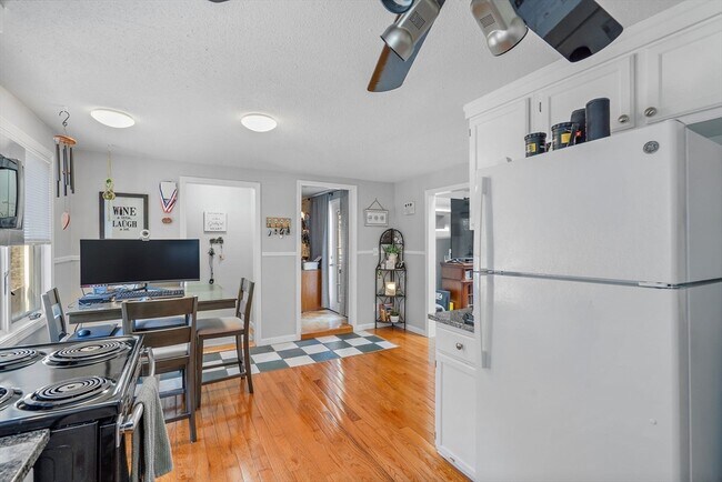 Building Photo - 4 Sterling Ln