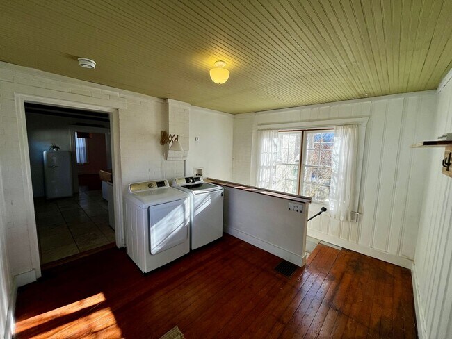 Building Photo - STUNNING BEECHMONT HOME WITH SOLAR PANELS ...