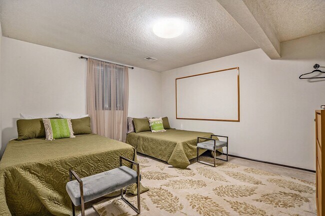 Building Photo - 4 bed/3 bath very spacious, fully furnishe...