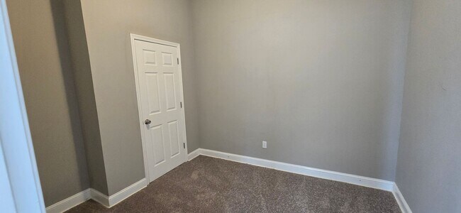 Building Photo - Huge 3-level 6 Bedroom - 2,500 sq/ft!