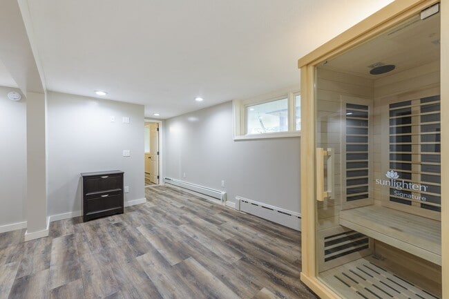 Building Photo - Rare green lake lake home for long term re...