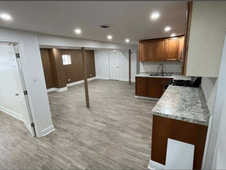 Building Photo - 5515 S Winchester Ave