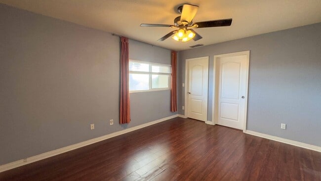 Building Photo - Enjoy Half Off Your First Month's Rent! 3-bedroom, 2.5-bath Split-Level Condo