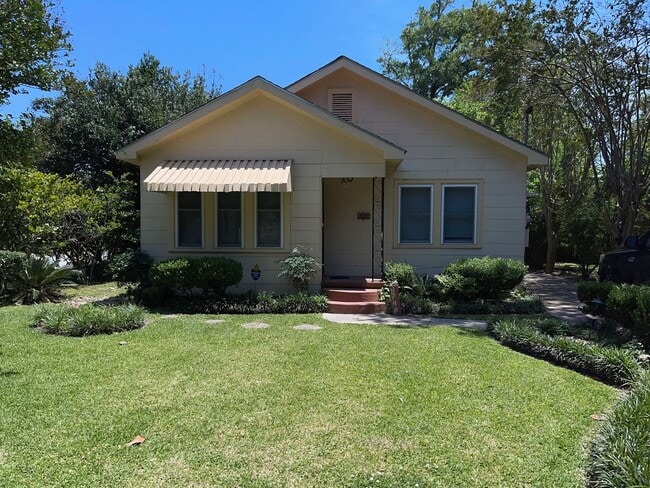 Building Photo - 2 bedrooms 1 bath - Large Yard