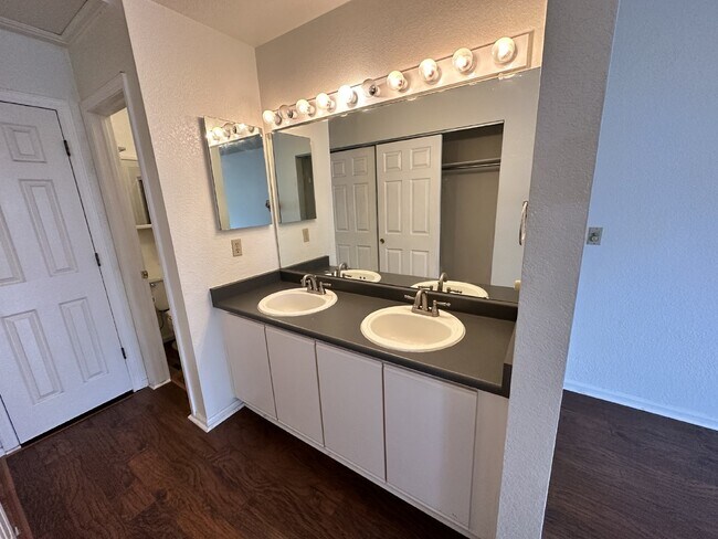 Building Photo - Available August!  Charming Townhome in Table Mountain Heights!
