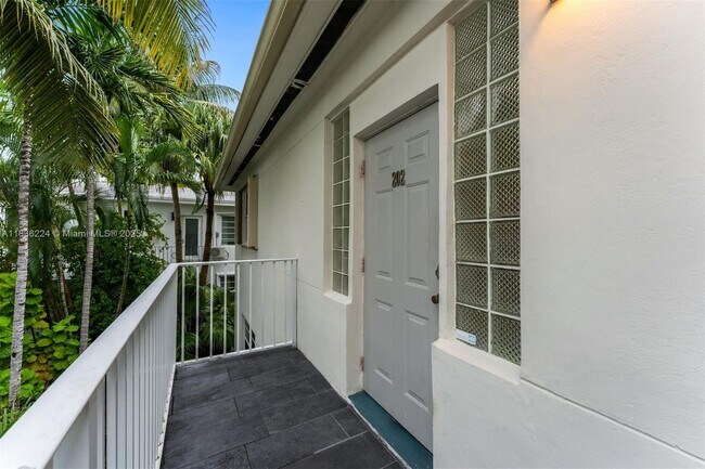 Building Photo - 1622 Bay Rd