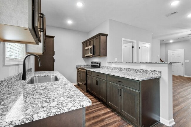 Building Photo - 2 Bedroom Pet Friendly Townhome For Rent N...