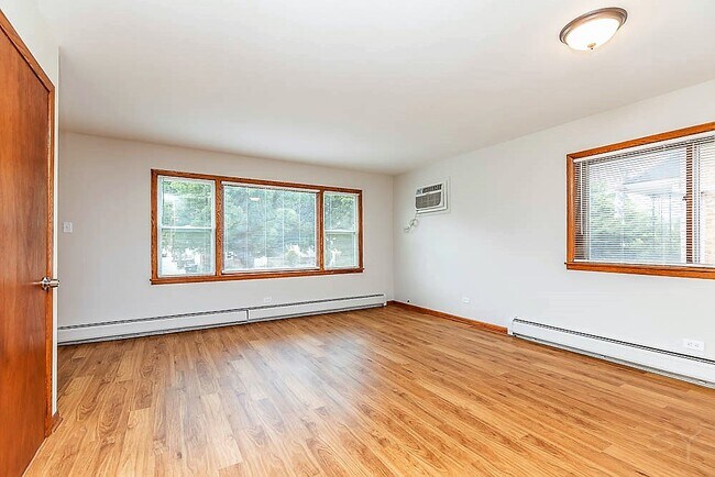 Building Photo - 5752 W Park Ave