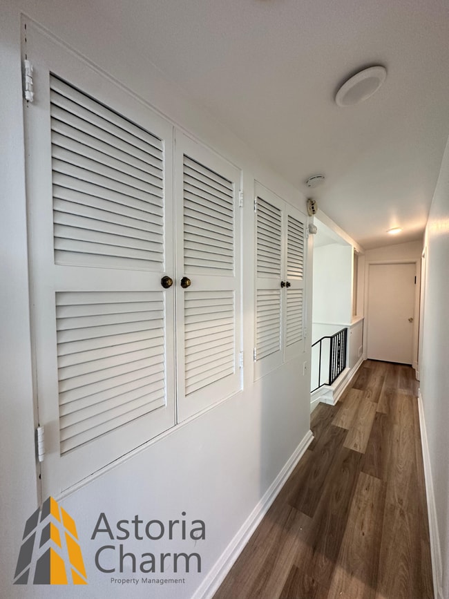Building Photo - Spacious 4 Bedroom + Den Home with Private...