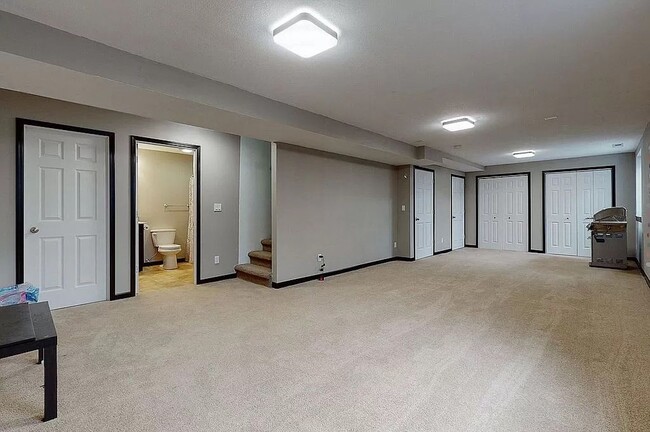 Building Photo - NE Side 2 Story -  4 Bedrooms - Linn Mar Schools - Attached Garage - New Flooring