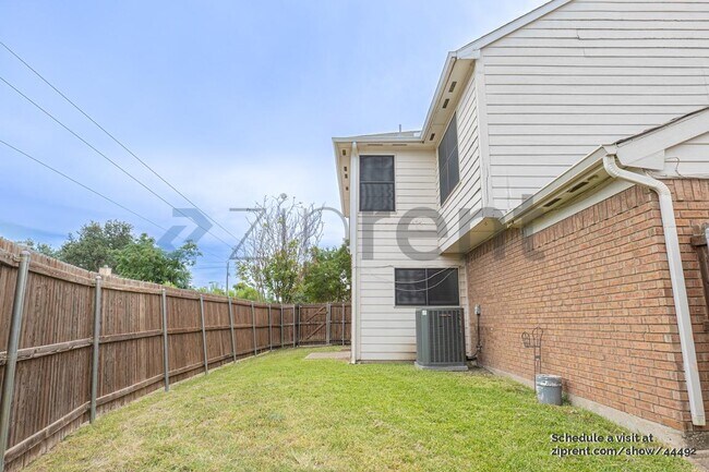 Building Photo - 1929 Pinecrest Dr