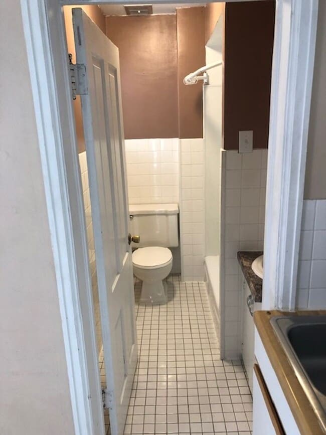 Building Photo - 731 E 7th St