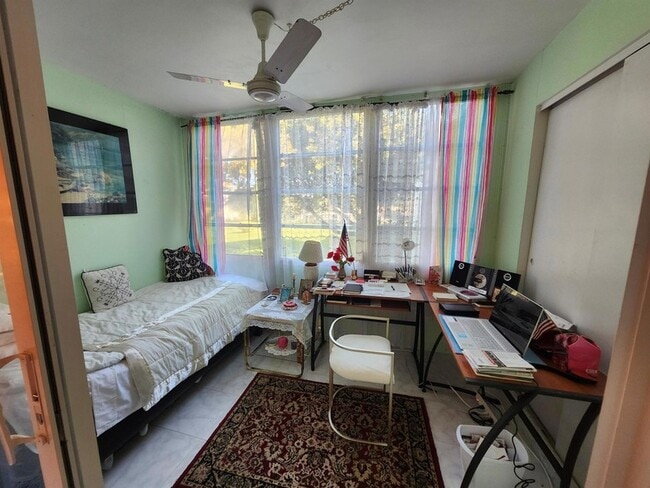 Building Photo - 2400 NE 1st Ln