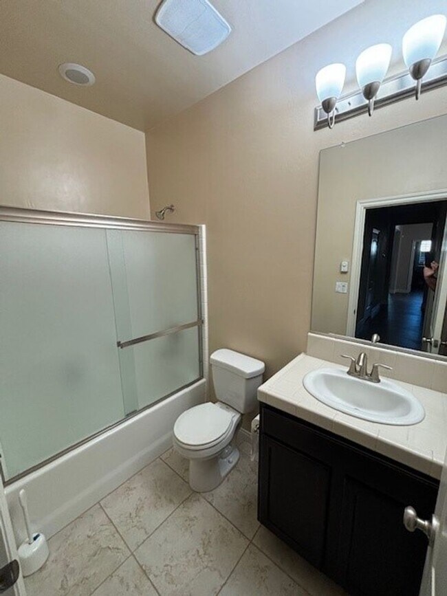 Building Photo - Elegant 4-Bedroom Home with Paid Solar in ...