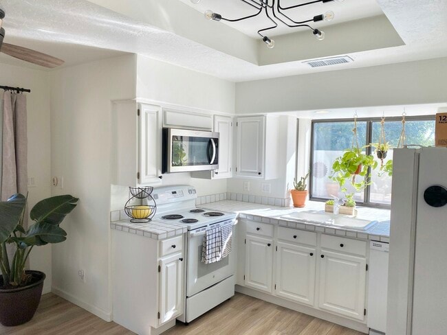 Building Photo - 6713 E Kelton Ln