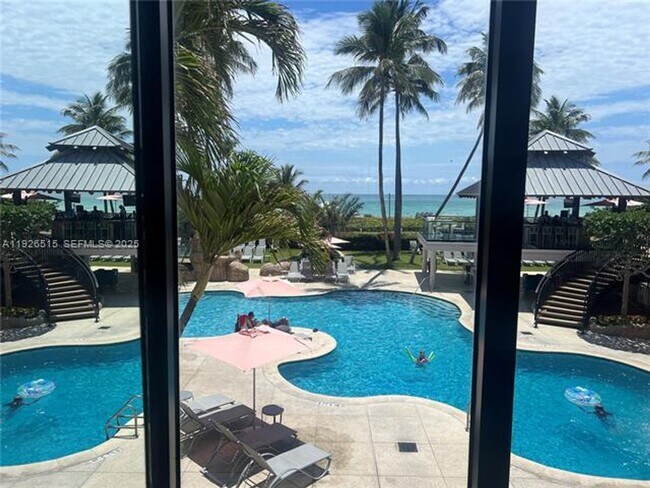 Building Photo - 225 Collins Ave