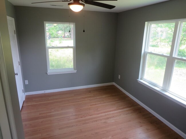 Building Photo - 324 2nd St