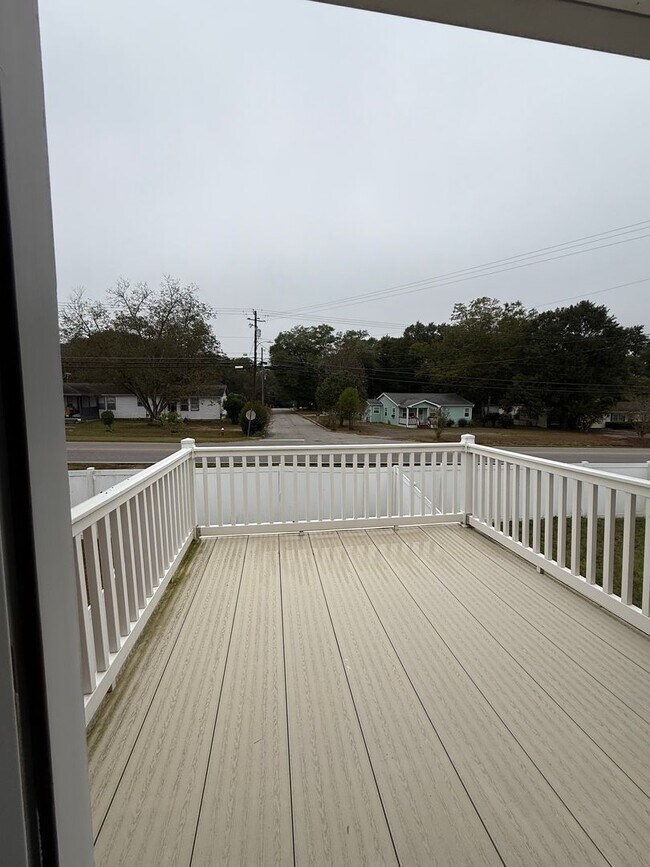 Building Photo - Available NOW -111 Peregrine Way