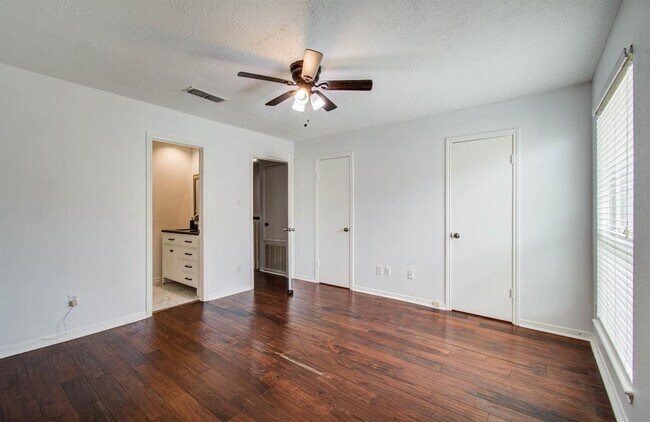 Building Photo - 926 Memorial Village Dr