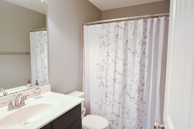 Building Photo - Pet Friendly Four Bedroom!