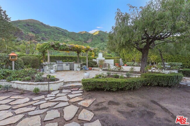 Building Photo - 17620 Camino De Yatasto