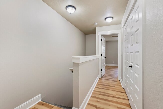 Building Photo - 3BR/2.5 Bath Townhome