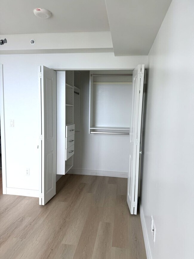 Building Photo - Ke Kilohana - Renovated High Floor 3 Bedroom 2 Bath 2 Parking in Ward Village