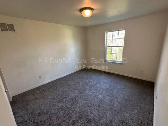 Building Photo - 116 Forest Oaks Dr