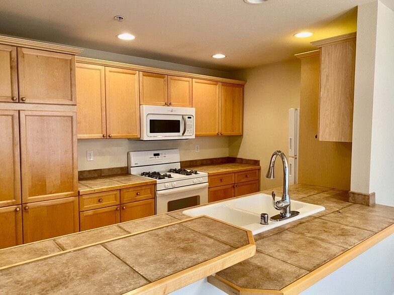 Building Photo - Beautiful Condo Within Walking Distance of Downtown Redmond!!