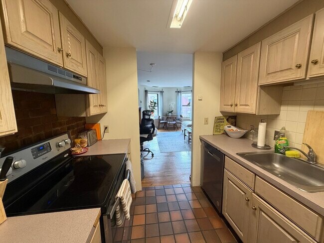 Building Photo - 103 Gainsborough St