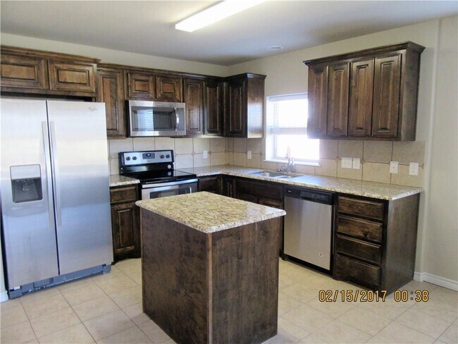 Building Photo - 1725 Fairway Dr