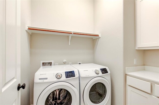 Building Photo - 2916 Zelma Dr