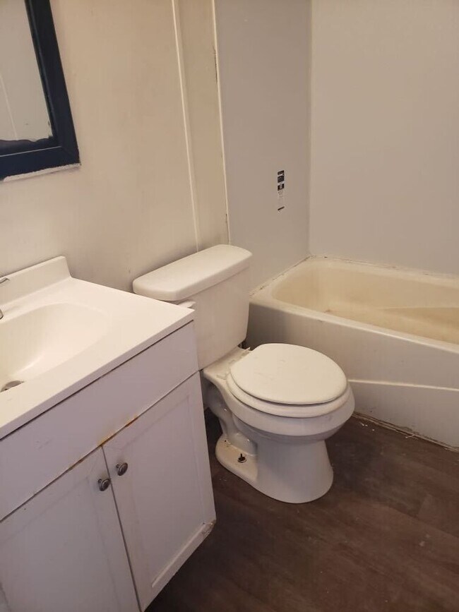 Building Photo - APPROVED SECTION 8 VOUCHERS ONLY! Rent thi...