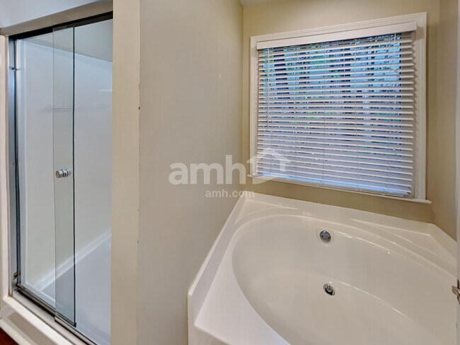 Building Photo - 2011 Aldbury Ln