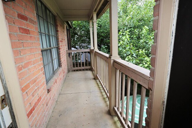 Building Photo - 2255 Braeswood Park Dr