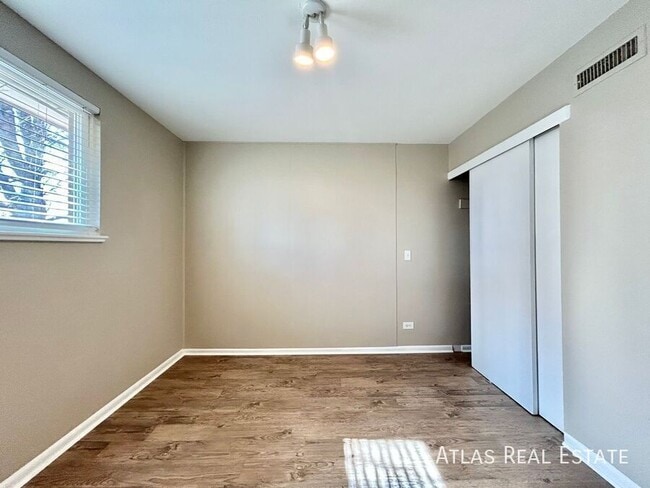 Building Photo - 5395 W 3rd Pl