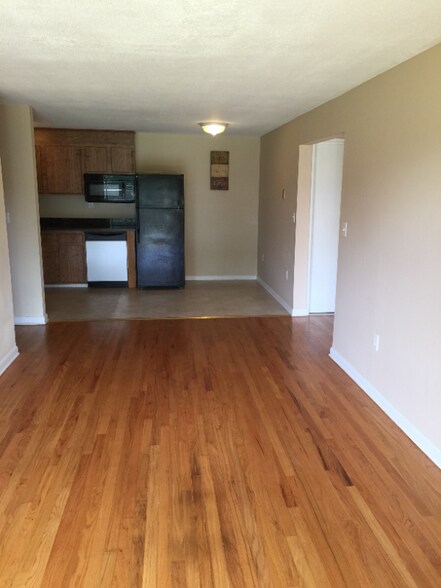 Building Photo - 108 Oakwood Ave