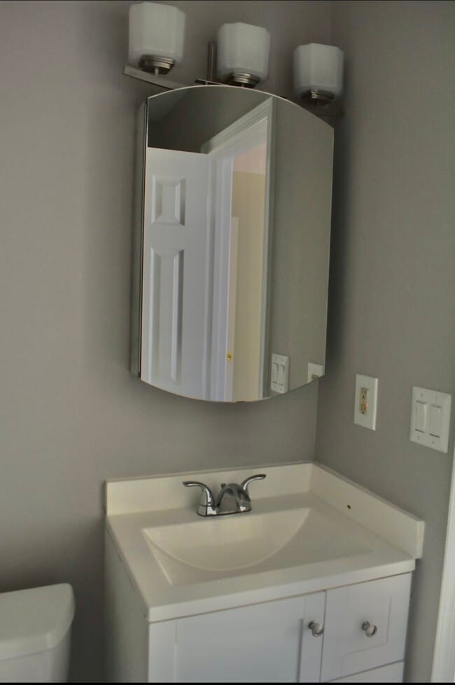 Master bathroom (full) - 5010 Kenilworth Ave