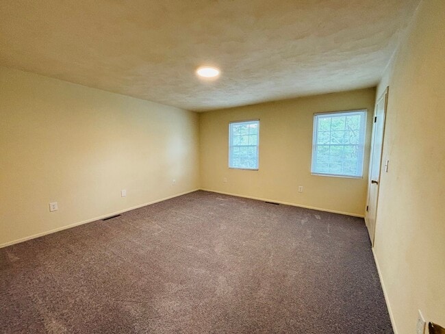Building Photo - 2 Bedroom, 1.5 Bath Townhouse