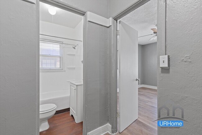 Building Photo - Exceptional Value: Charming Portland Studio ($1,100)