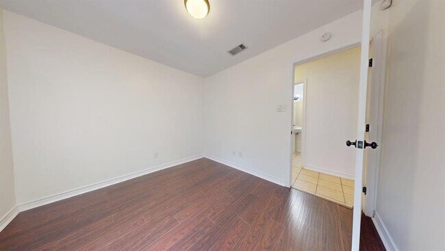 Building Photo - 1604 Wildflower Dr