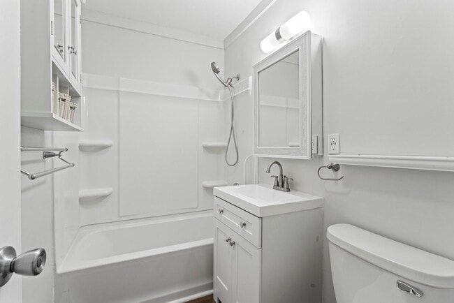 Building Photo - 1909 Mayfair Dr