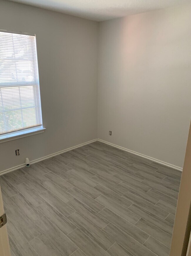 Building Photo - Beautifully remodeled 3/2