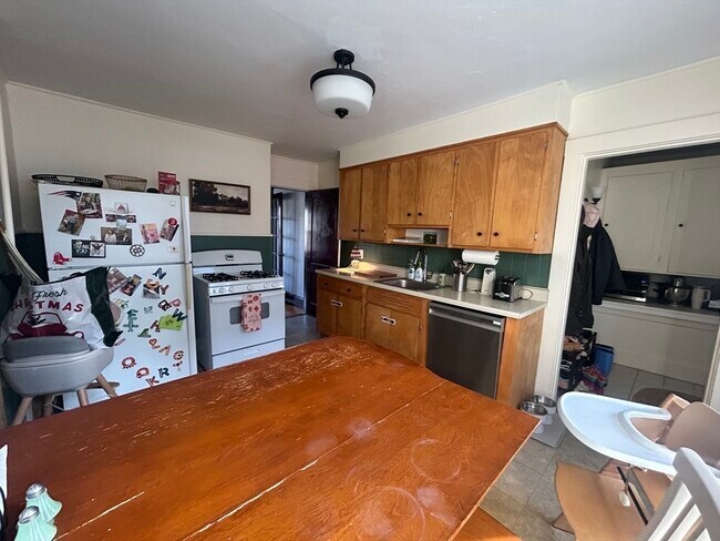 Building Photo - 66 Riverview Ave